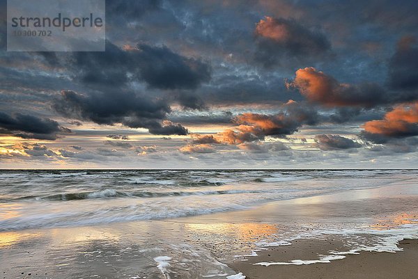 Sonnenuntergang mit Wolken am Strand  Nordsee  Texel  Westfriesische Inseln  Nordholland  Niederlande  Europa