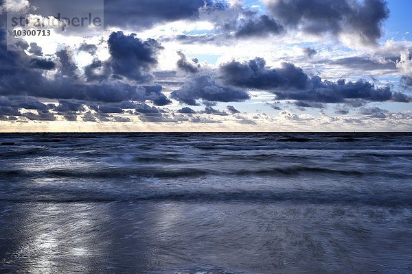 Nordsee bei Dämmerung mit Wolken  Texel  Westfriesische Inseln  Nordholland  Niederlande  Europa