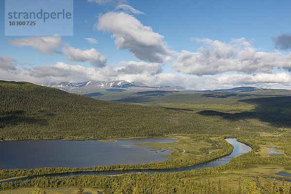 Ausblick auf den Fluss Tarraätno und die Berge des Sarek Nationalparks  Kvikkjokk  Laponia  Norrbotten  Lappland  Schweden  Europa