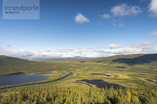 Ausblick auf Kvikkjokk  den Fluss Tarraätno und die Berge des Sarek Nationalparks  Kvikkjokk  Laponia  Norrbotten  Lappland  Schweden  Europa