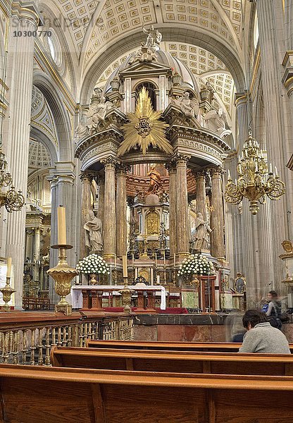 Kathedrale  Innenansicht mit Hochaltar  Heroica Puebla de Zaragoza  Puebla  Mexiko  Nordamerika