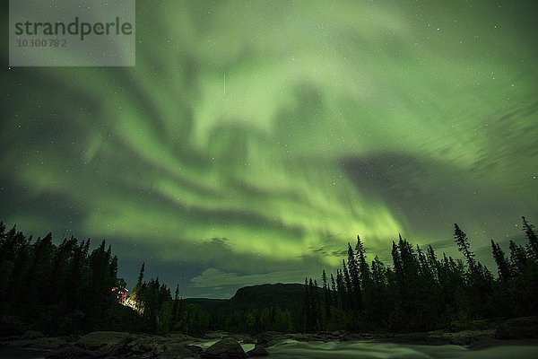 Nordlicht oder Aurora borealis über Fluss Gamajåhkå oder Kamajåkkå  Kvikkjokk  Lappland  Schweden  Europa