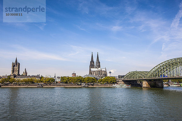 Hohenzollernbrücke und Kölner Dom  Rhein  Köln  Deutschland  Europa