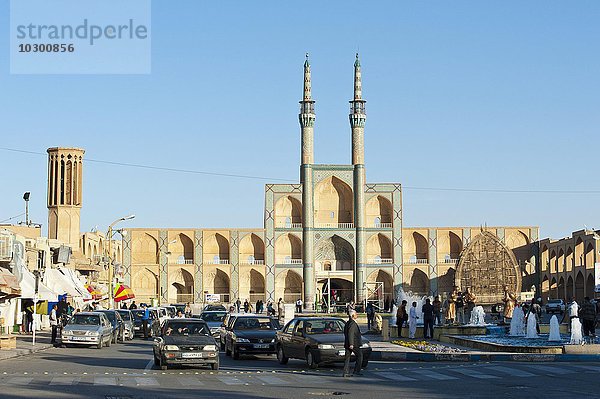 Tekiyeh Amir Chaqmaq-Platz mit ehemaliger Moschee mit Doppel-Minarett  Yazd  Iran