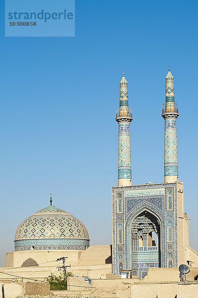 Kuppel und Eingangsportal mit Doppelminarett  Jame Moschee oder Freitagsmoschee  Yazd  Iran