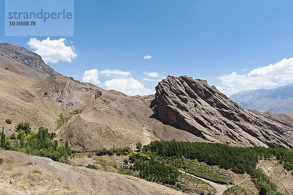 Steil aufragender Fels mit Ruinen der Bergfestung Alamut  Dailam  Provinz Qazvin  Elburs-Gebirge  Iran