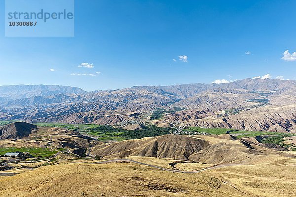 Ausblick über Dorf Rajaei Dasht im grünen Tal  Berglandschaft um Moallem Kalayeh  Alamut Region  Provinz Qazvin  Elburs-Gebirge  Iran