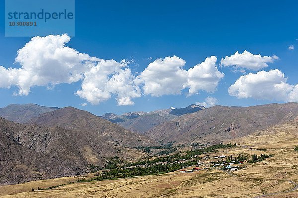 Ausblick auf die Dörfer Koushk und Zavardasht in der Berglandschaft am Evan See  Moallem Kalayeh Rural District  Provinz Qazvin  Elburs-Gebirge  Iran