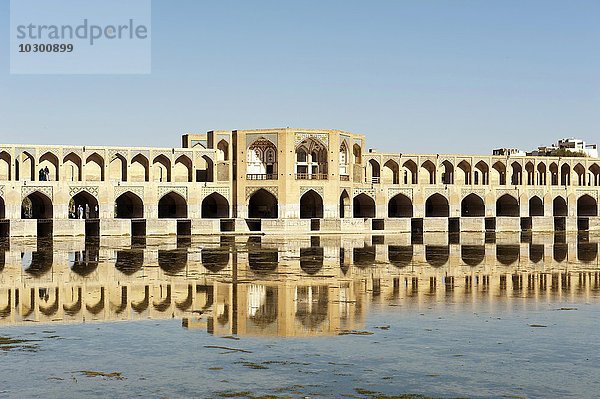 Khaju-Brücke oder Pol-e Ch?dschu über Fluss Zayandeh Rud  Isfahan  Iran