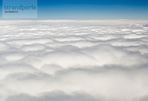 Geschlossene Wolkendecke  über den Wolken  Deutschland  Europa