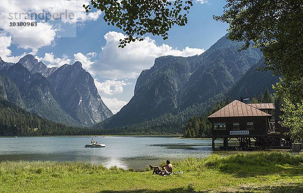 Toblacher See  Toblach  Naturpark Drei Zinnen  UNESCO Weltnaturerbe  Sextner Dolomiten  Dolomiten  Alpen  Provinz Südtirol  Alto Adige  Italien  Europa