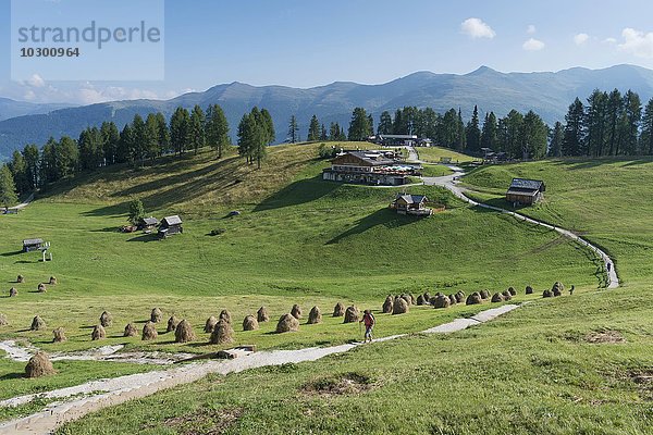 Rotwandalm mit Bergstation Gondellift und Rudi-Hütte  Naturpark Drei Zinnen  UNESCO Weltnaturerbe  Sextner Dolomiten  Alpen  Provinz Südtirol  Alto Adige  Italien  Europa