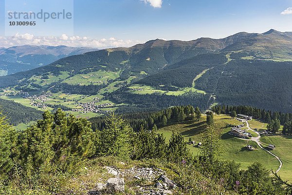 Blick von den Rotwandköpfen auf die Rotwandalm mit Bergstation der Seilbahn  hinten Sextental mit Sexten und Moos  Naturpark Drei Zinnen  UNESCO Weltnaturerbe  Sextner Dolomiten  Alpen  Provinz Südtirol  Italien  Europa