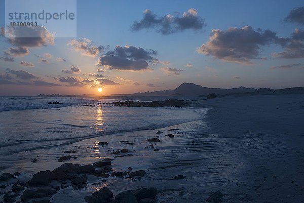 Sonnenuntergang am Strand der Insel Masirah  Oman  Asien