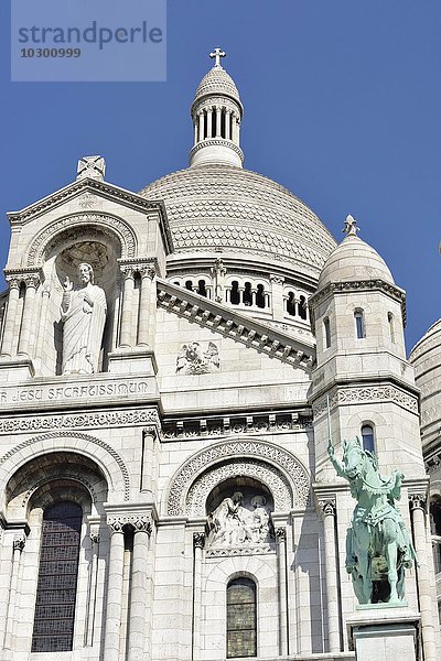 Hauptportal Kirche Sacre Coeur de Montmartre mit Bronze Reiterstatue Jeanne D`Arc  Paris  Ile de France  Frankreich  Europa