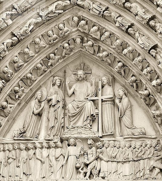 Hauptportal mit Steinskulpturen  Darstellung Jüngstes Gericht  Notre Dame Paris  Ile de France  Frankreich  Europa