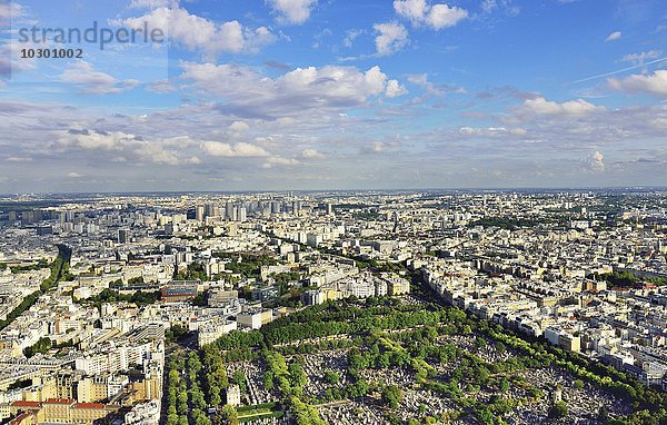 Ausblick von Aussichtsplattform Tour de Montparnasse auf Cimentiere de Montparnasse und den Osten der Stadt  Paris  Ile de France  Frankreich  Europa