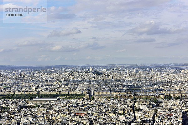 Ausblick von Aussichtsplattform Tour de Montparnasse auf Cimentiere de Montparnasse und die Innenstadt mit Louvre und Montmatre  Paris  Ile de France  Frankreich  Europa
