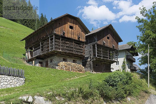 Ladinische traditionelle Wirtschaftsgebäude mit Viehstall und Heuboden  Campilltal  San Martino in Badia  Dolomiten  Südtirol  Trentino-Alto Adige  Italien  Europa