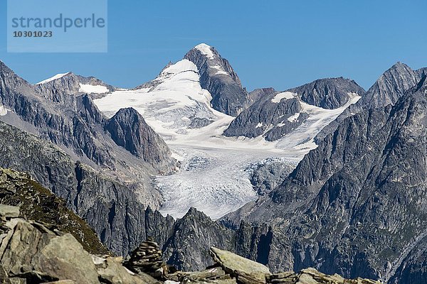 Gipfel des Finsteraarhorn  4274 m  mit Gletscher von der Alpensüdseite her gesehen  Ausblick von Eggishorn Bergstation  Kanton Bern  Schweiz  Europa
