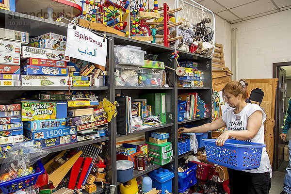 Warenhaus für Flüchtlinge mit Spielzeug der Freiwilligen Initiative Willkommen in Mülheim  Mülheim an der Ruhr  Nordrhein-Westfalen  Deutschland  Europa