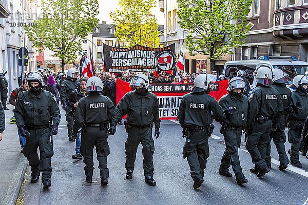 Polizei bei Demonstration  Aufmarsch von Rechtsextremen der Partei Die Rechte in Essen zum 1. Mai  mit Flagge Deutsches Reich  Essen  Nordrhein-Westfalen  Deutschland  Europa