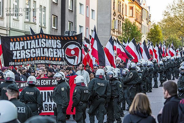 Polizei  Demonstration  Aufmarsch von Rechtsextremen der Partei Die Rechte in Essen zum 1. Mai 2015  mit Flagge Deutsches Reich  Essen  Nordrhein-Westfalen  Deutschland  Europa