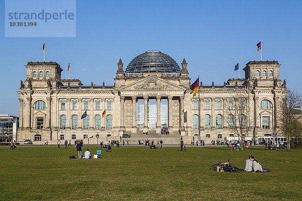 Reichstag mit Flaggen  Regierungsviertel  Platz der Republik  Berlin  Deutschland  Europa