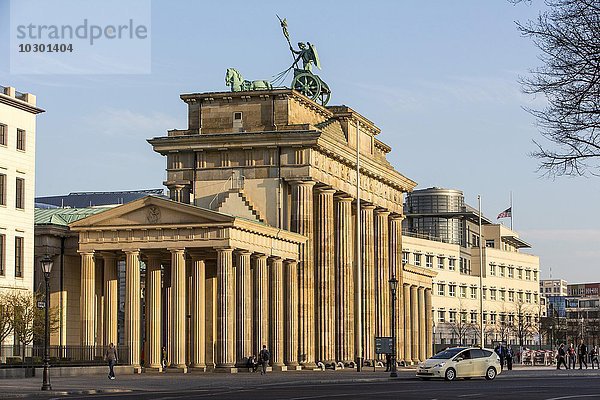 Brandenburger Tor  hinten US-Amerikanische Botschaft  Berlin  Deutschland  Europa