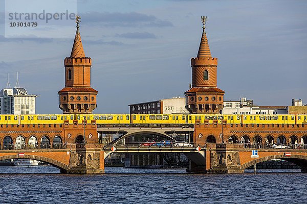 Oberbaumbrücke über die Spree  U-Bahn Linie 1  Berlin  Deutschland  Europa