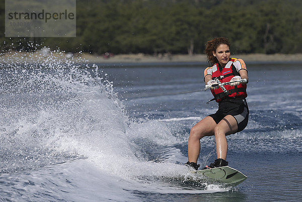 Junge Frau auf Wakeboard  Çamyuva  Provinz Antalya  Türkei  Asien