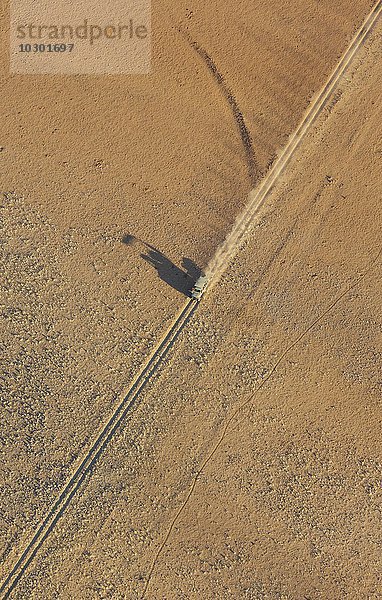 Luftbild aus einem Heißluftballon  Fahrzeug der Bodencrew eines Heißluftballons auf der Sandebene am Rande der Namib-Wüste  Namib-Naukluft-Nationalpark  Namibia  Afrika