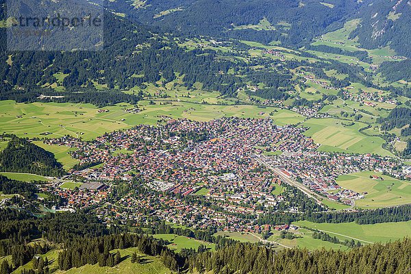 Ausblick vom Gaisalphorn  1953m  auf Oberstdorf  Allgäu  Bayern  Deutschland  Europa
