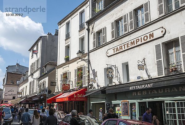 Restaurants und Menschen an einer Straße in Montmartre  Paris  Frankreich  Europa