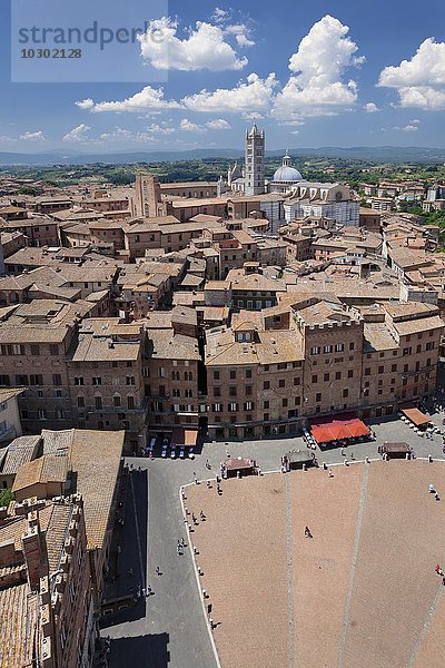 Piazza del Campo  hinten Dom Santa Maria Assunta  UNESCO Weltkulturerbe  Siena  Toskana  Italien  Europa