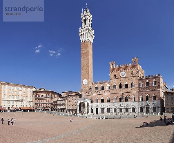 Piazza del Campo mit Rathaus Palazzo Pubblico und Torre del Mangia  UNESCO Weltkulturerbe  Siena  Toskana  Italien  Europa