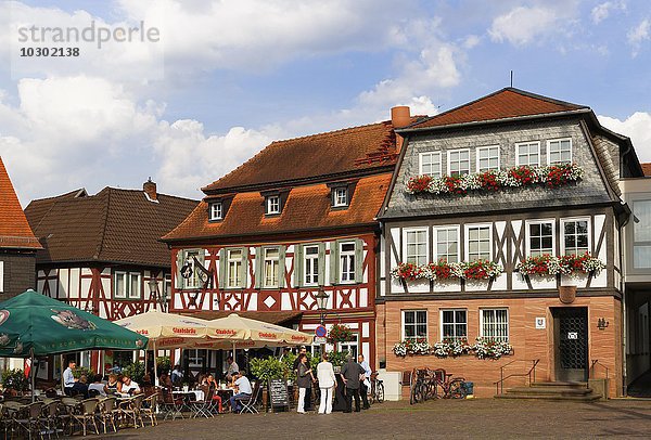 Fachwerkhäuser mit Restaurant Alte Schmiede am Marktplatz  Altstadt  Seligenstadt  Hessen  Deutschland  Europa