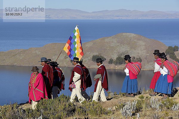 Indios beim Umzug in traditioneller Kleidung zur Wintersonnwende  Neujahrsfest T`aqa der Aymara Indios  Sonneninsel  Isla del Sol  Titikaka See  Bolivien  Südamerika