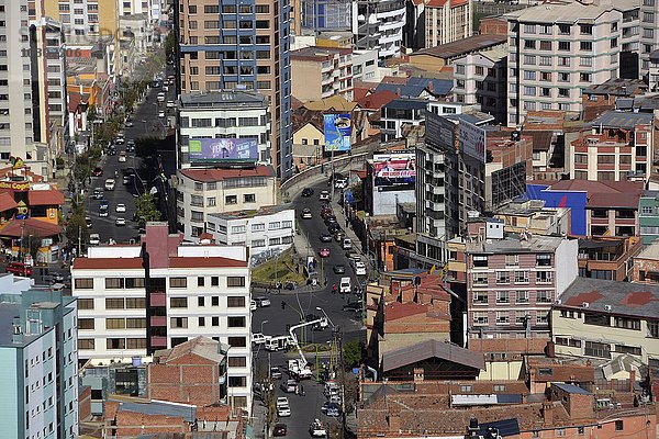 Hochhäuser und Straßenkreuzung in La Paz  Bolivien  Südamerika