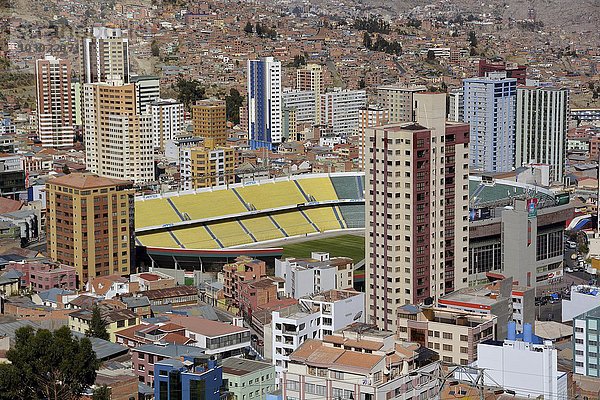 Hochhäuser und Stadion Estadio Hernando Siles  La Paz  Bolivien  Südamerika