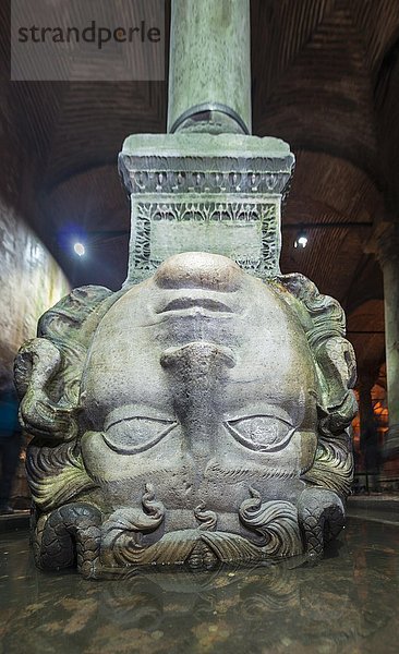 Umgedrehtes Medusenhaupt als Säulenbasis  Yerebatan Zisterne  Cisterna Basilica  Versunkener Palast  Istanbul  Türkei  Asien