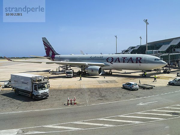Flugzeug der Qatar Airline am Terminal  Flughafen Barcelona  Spanien  Europa