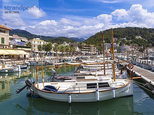Weiße Fischerboote im Hafen von Port de Soller  Sóller  Mallorca  Balearen  Spanien  Europa