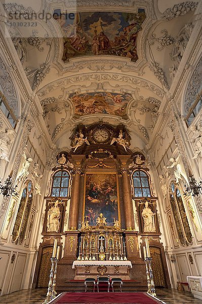 Barocker Hochaltar um 1700 der Pfarrkirche Sankt Benedikt  Benediktbeuren  Oberbayern  Deutschland  Europa