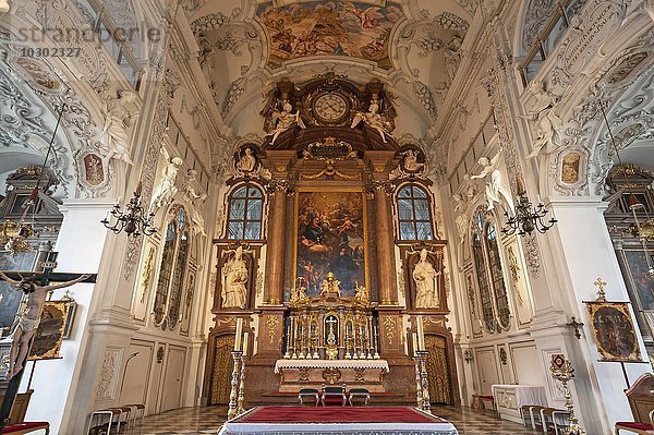 Barocker Hochaltar um 1700 der Pfarrkirche Sankt Benedikt  Benediktbeuren  Oberbayern  Deutschland  Europa