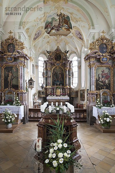 Altarraum der Wallfahrtskirche Wilparting St. Marinus und Anian  vorne das Hochgrab der beiden Heiligen aus dem Jahr 1778  Irschenberg  Oberbayern  Deutschland  Europa