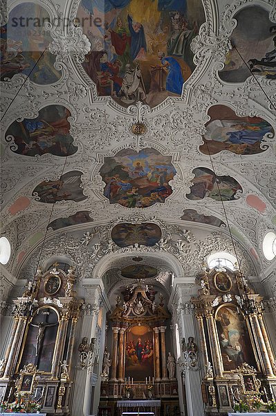 Deckenfresken und Altarraum der Spitalskirche  1700 gebaut  Innsbruck  Tirol  Österreich  Europa