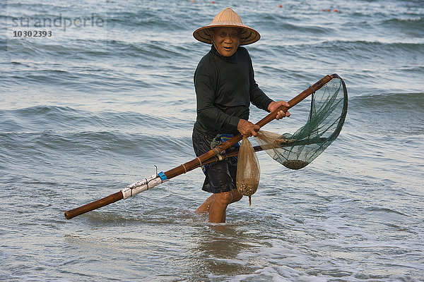 Muschelsucher  Krabbenfischer mit Strohhut  Reishut  Strand Cua Dai  bei Hoi An  Vietnam  Asien