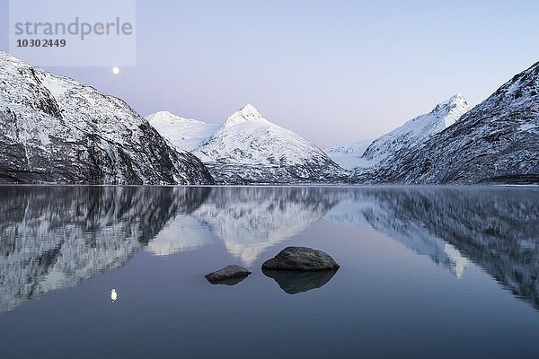 Mond und Portage Lake in der Dämmerung  Portage Valley  Alaska  USA  Nordamerika