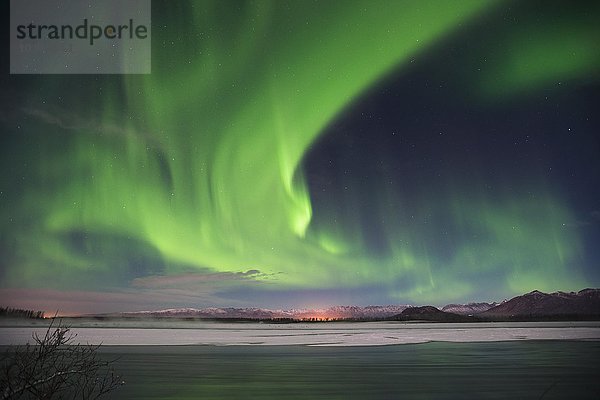 Aurora borealis über dem Knik River  Matanuska-Susitna Valley  auch Mat-Su  Alaska  USA  Nordamerika